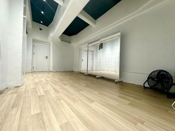 【B－202】 大音量・24時間利用OK！ダンス・楽器練習・配信・リハーサル・フィットネス最適！ - 【軍艦スタジオB】新宿・歌舞伎町・駅近1分・職安通り