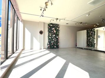 十分な広さと抜群の陽当り - レンタルスペースBUN 喫茶ぽんこつ【カフェ営業中半面貸し切りプラン】の室内の写真