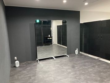 鏡2台とJBLのBluetoothスピーカー - IDS C Studioの室内の写真