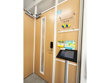 タッチパネルで受付します - Creative Lab. 代々木 会議室・フリースペースの入口の写真