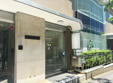 こちらの扉よりお入りください - Creative Lab. 代々木 会議室・フリースペースの外観の写真