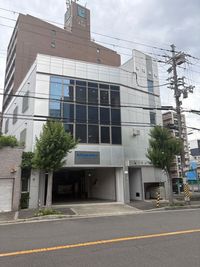 北沢産業ビル3階にございます。 - HiveSpace新大阪 レンタルオフィス内会議室の外観の写真