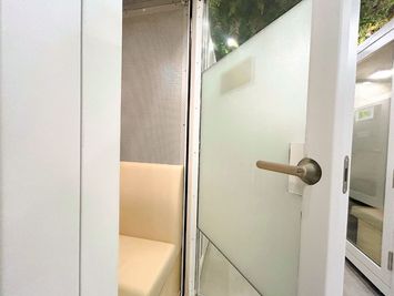 ドアにフィルムを貼っているため外部の視線も気になりません。 - FEEEP新宿東口（新宿三丁目）店 FEEEP新宿東口店｜定員 1名完全個室｜部屋33(PS)の室内の写真