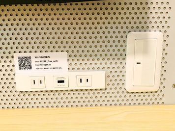 全席コンセントおよびWi-Fi完備になります。 - FEEEP新宿東口（新宿三丁目）店 FEEEP新宿東口店｜定員 1名完全個室｜部屋33(PS)の室内の写真