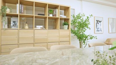おしゃれなシェルフをバックにインタビューや撮影も行えます。シェルフはご自身で飾られてもOK！お祝い用の装飾や、自社商品、推しのグッズなど組み合わせ無限大✨️ - 神保町コミュニティハブ 徒歩10分圏内に7駅！都心のどこからでも集まりやすい好立地◎ の室内の写真