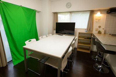 グリーンバック/ホワイトバックあります - 【完全個室】繁華街近く･広々対面キッチン付ワークスペース会議等 宮崎市橘通東お気軽ワークスペースMOE（モエ）の室内の写真