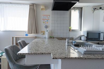 広々とした対面キッチン 調理可能 - 【完全個室】繁華街近く･広々対面キッチン付ワークスペース会議等 宮崎市橘通東お気軽ワークスペースMOE（モエ）の室内の写真