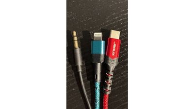 アンプへの接続用にtyoe-Cケーブル、lightningケーブル、AUXケーブルの3種類を用意しています。 - studio denccy studio  denccyの設備の写真