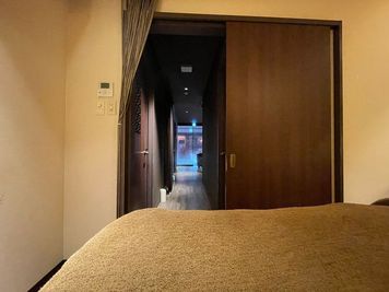ベッド越しに見た、スパース入り口です。 - villa × terrace（ヴィラ アンド テラス） 高品質サロン内 エステルーム　※11/末まで導入キャンペーン中の室内の写真