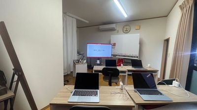 ５０インチ液晶モニター、ホワイトボード、姿見・全身鏡、壁掛け時計 - タオ・ドリーム・スタジオの室内の写真