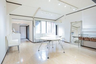 広々CHILLスペース☆ - Studio Ohno 8m×3m壁面ミラーのレンタルスタジオの設備の写真