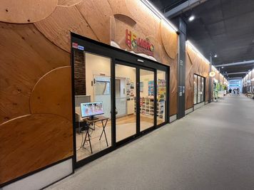 ヒーロー幼児園　阿佐ヶ谷校 子供の遊び場・運動や音楽など各イベントでも使えるミニホールの入口の写真