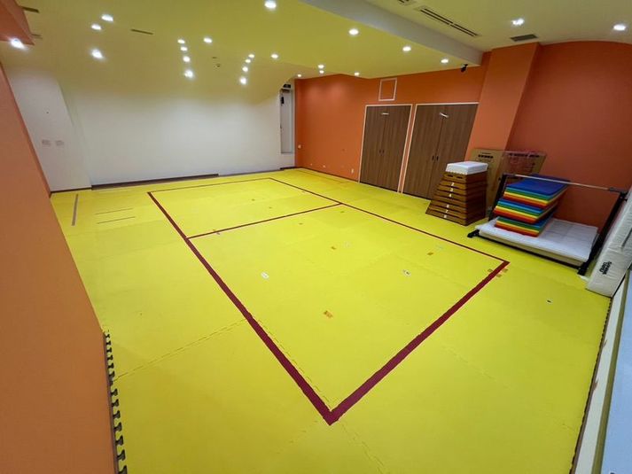 子供の遊び場・運動や音楽など各イベントでも使えるミニホール - ヒーロー幼児園　阿佐ヶ谷校