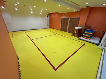 ヒーロー幼児園　阿佐ヶ谷校 子供の遊び場・運動や音楽など各イベントでも使えるミニホールの室内の写真