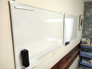 ホワイトボードは2台あります。 - ブルースペース白金高輪 撮影スタジオ・動画撮影・チェキ会・控室の設備の写真