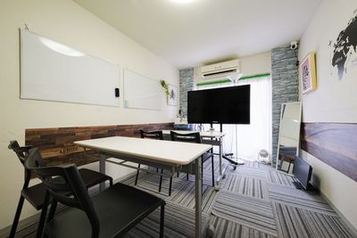 モニターを使ったセミナーにも。 - ブルースペース白金高輪 撮影スタジオ・動画撮影・チェキ会・控室の室内の写真