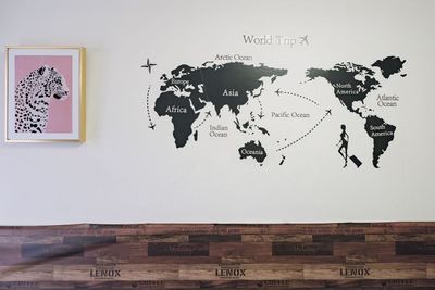 壁にはおしゃれな世界地図があり、映える空間です。 - ブルースペース白金高輪 撮影スタジオ・動画撮影・チェキ会・控室の室内の写真