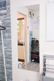 こちらでも全身チェックしていただけます。 - ブルースペース白金高輪 撮影スタジオ・動画撮影・チェキ会・控室の設備の写真