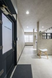 Salon Aina　北千住店 ネイルスペース①の入口の写真