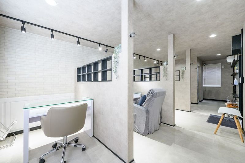 Salon Aina　北千住店 ネイルスペース①の室内の写真