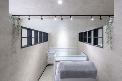 Salon Aina　北千住店 ネイルスペース①の室内の写真