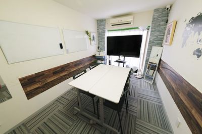 ホワイトボードを使って情報を整理しながら学習することもできます。 - ブルースペース白金高輪 ネイルサロン・塾・教室・算数教室・マンツーマンレッスンの室内の写真