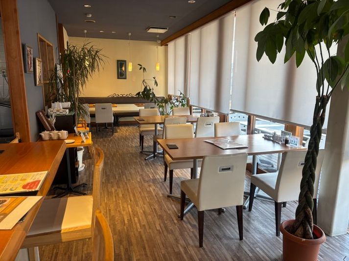 飲食店のホール。テーブル、椅子完備。 - つけ麺屋　醸