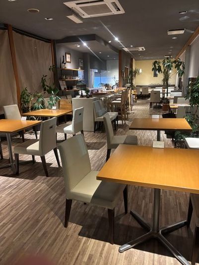 カフェ風の明るい店内！飲食店のホール。テーブル、椅子完備。 - つけ麺屋　醸