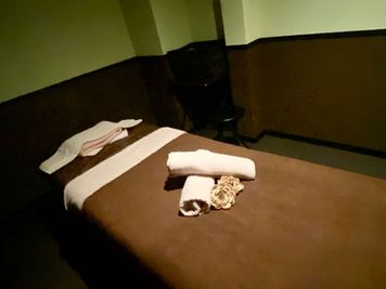 各部屋に施術ベッド1台と丸イス1つあります - Kaori salon. リラクゼーション★エステ★整体ができるオシャレなサロン！の室内の写真