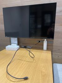 43インチのモニターを完備。
HDMIケーブルをご用意してます。 - WAW神田 WAW神田　Meetingに最適なモニター付「6名様用会議室」の室内の写真