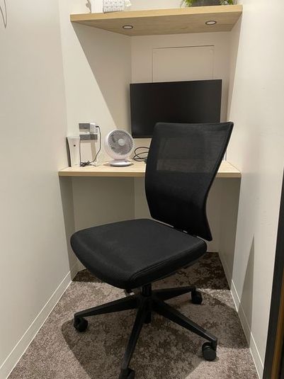 椅子の背もたれはメッシュ式となり、熱がこもらない快適な仕様です。 - WAW神田 【土日祝がお得】一人用完全個室「T03」の室内の写真