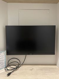 個室内は24インチモニターを完備。
HDMIケーブルを用意してます。 - WAW神田 WAW神田　個室T08の設備の写真