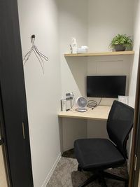 1人用完全個室。
オンラインMTGや面接に活用ください。 - WAW神田 WAW神田　モニター完備の一人用完全個室「T10」の室内の写真