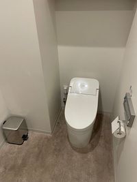 お手洗いはオールジェンダーのトイレとなります。
手洗い器はトイレ内にもご用意があります。 - WAW神田 WAW神田　モニター完備の一人用完全個室「T10」の設備の写真