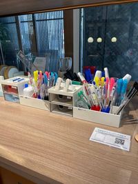 文房具にご自由にご利用できます。
※ご使用後は必ず元の位置に返却ください。 - WAW神田 WAW神田　モニター完備の一人用完全個室「T10」の設備の写真