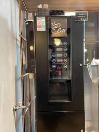 フリードリンクを設置しております。
ドリップ式のコーヒーや麦茶、健康ドリンクなどご自由にご利用ください。 - WAW神田 WAW神田　モニター完備の一人用完全個室「T10」の設備の写真