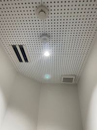 空調・換気も完備。
※空調についてはタイマー制御となります。ご使用方法は複合機設置場所に空調スイッチがありますのでご確認ください。 - WAW神田 WAW神田　モニター完備の一人用完全個室「T10」の設備の写真