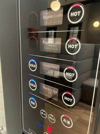 ドリップコーヒーはホットのみとなります。
青汁及び麦茶はHOT/COLD、冷水やお湯もご利用可能です。 - WAW神田 WAW神田　モニター完備の一人用完全個室「T10」の設備の写真