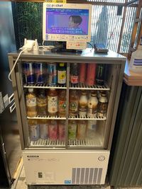 オフィスコンビニを設置してます。
有料にてドリンクの購入が可能です。 - WAW神田 WAW神田　モニター完備の一人用完全個室「T10」の設備の写真