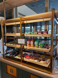 オフィスコンビニを設置してます。
有料でスナック菓子の購入が可能です。 - WAW神田 WAW神田　モニター完備の一人用完全個室「T10」の設備の写真