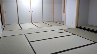 襖(ふすま)を外せば１３畳の和室に - 新花小町イベントスペース 和室（茶釜用炉あり）の室内の写真