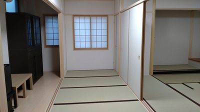 右から、和室(８畳)、控間(５畳)、水屋 - 新花小町イベントスペース 和室（茶釜用炉あり）の室内の写真