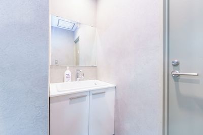 鏡付きの独立洗面台を用意しています。 - よりみち会議室　水道橋店 水道橋駅4分 席数60（立食80）のイベントスペース・貸会議室の室内の写真