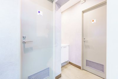 トイレは男女別でそれぞれ１つずつあります。 - よりみち会議室　水道橋店 水道橋駅4分 席数60（立食80）のイベントスペース・貸会議室の室内の写真