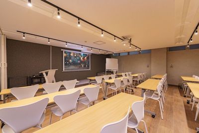 背もたれチェア54脚、ソファ席6席、丸椅子18脚を用意した大型レンタルスペースです。 - よりみち会議室　水道橋店 水道橋駅4分 席数60（立食80）のイベントスペース・貸会議室の室内の写真
