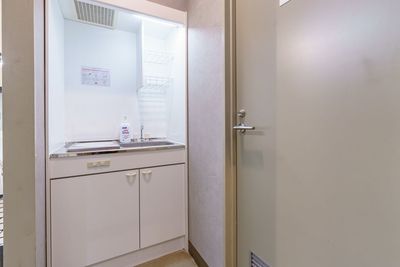 簡易キッチンを用意しています。調理器具や食器の用意はございませんのでご注意ください。また当施設は火気厳禁となりますのでカセットコンロの持ち込みはご遠慮ください。 - よりみち会議室　水道橋店 水道橋駅4分 席数60（立食80）のイベントスペース・貸会議室の室内の写真