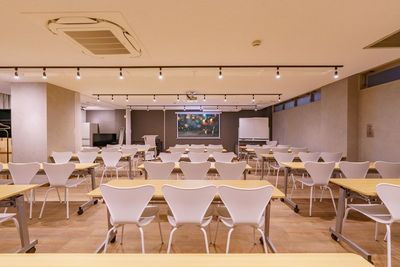 100インチのスクリーンを用意していますので後ろの席でもしっかりと画面を確認できます。 - よりみち会議室　水道橋店 水道橋駅4分 席数60（立食80）のイベントスペース・貸会議室の室内の写真
