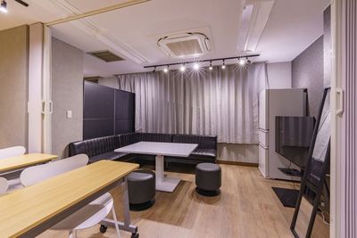 ソファ席部分は間仕切りができるようになっています。着替えや演者控室としても利用できます。
 - よりみち会議室　水道橋店 水道橋駅4分 席数60（立食80）のイベントスペース・貸会議室の室内の写真