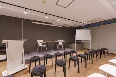 対談用のマイクやテーブルセットも用意しています。 - よりみち会議室　水道橋店 水道橋駅4分 席数60（立食80）のイベントスペース・貸会議室の室内の写真
