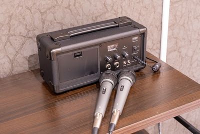 サンワサプライの有線マイクを2本用意しています。音切れの心配なくご利用いただけます。
 - よりみち会議室　水道橋店 水道橋駅4分 席数60（立食80）のイベントスペース・貸会議室の設備の写真